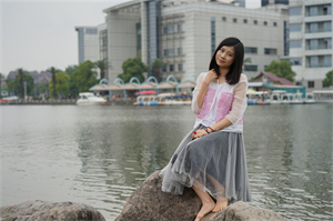 How do Shanghai's traditional values influence life goals？